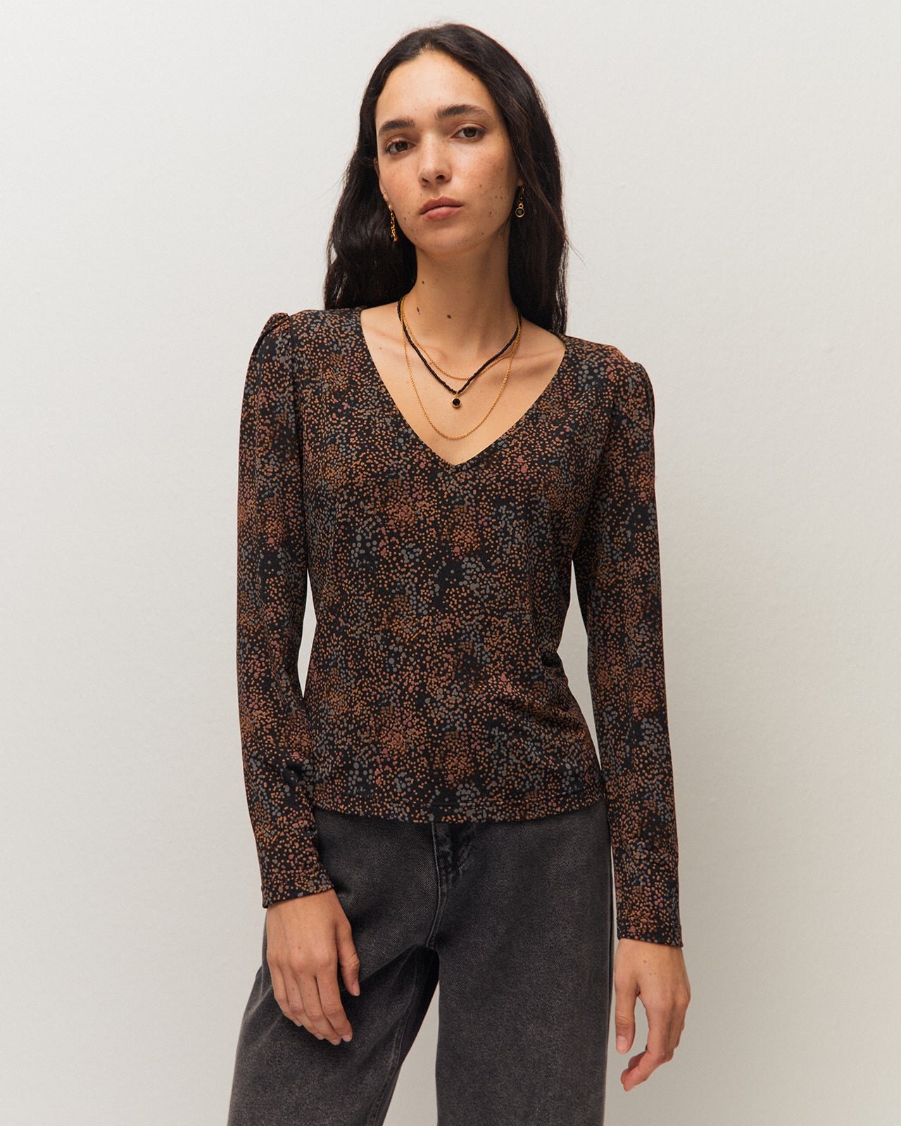 Camiseta cuello pico con un micro estampado · Multicolor