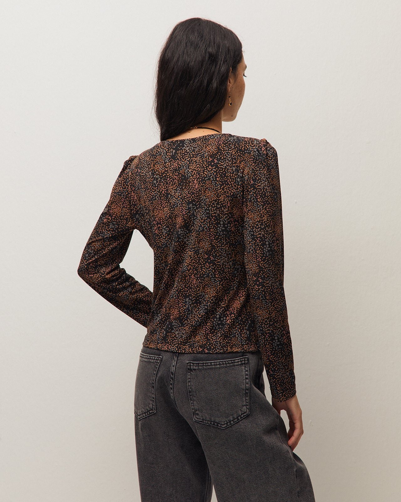 Camiseta cuello pico con un micro estampado · Multicolor
