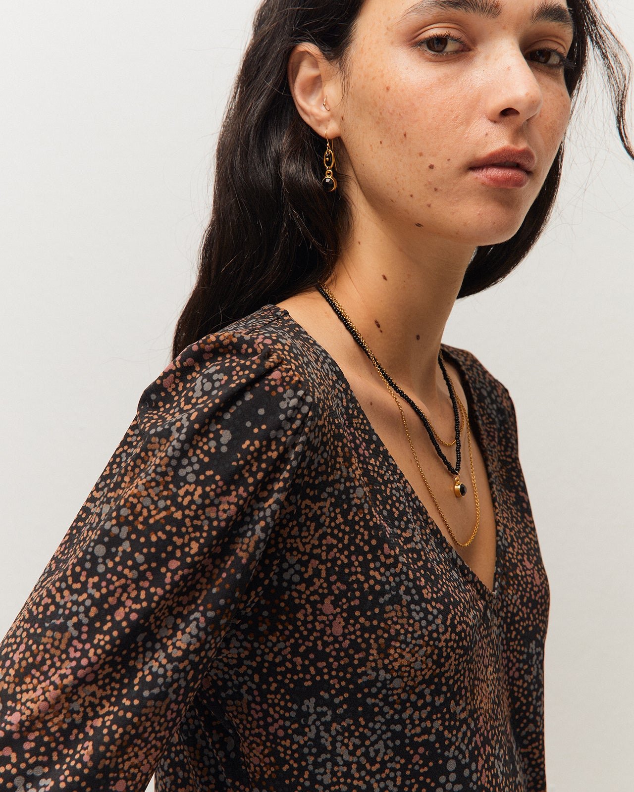 Camiseta cuello pico con un micro estampado · Multicolor
