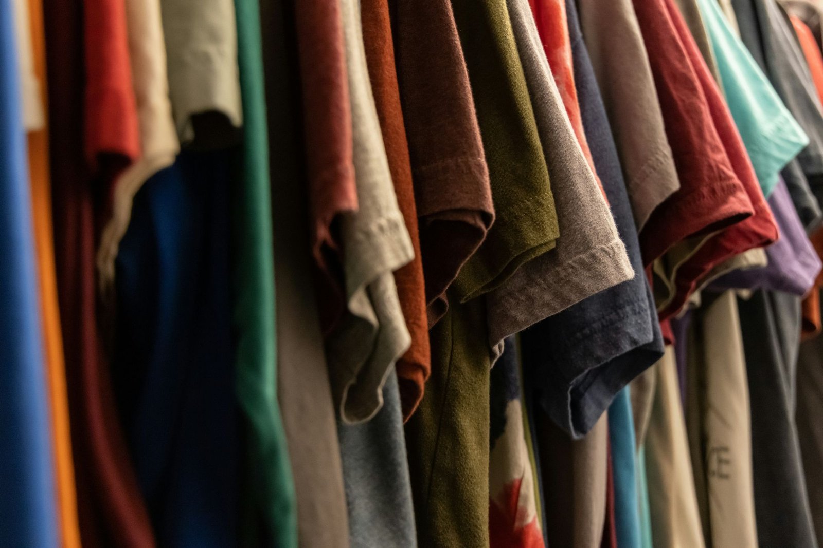 Camisetas y camisas de colores colgadas en la tienda