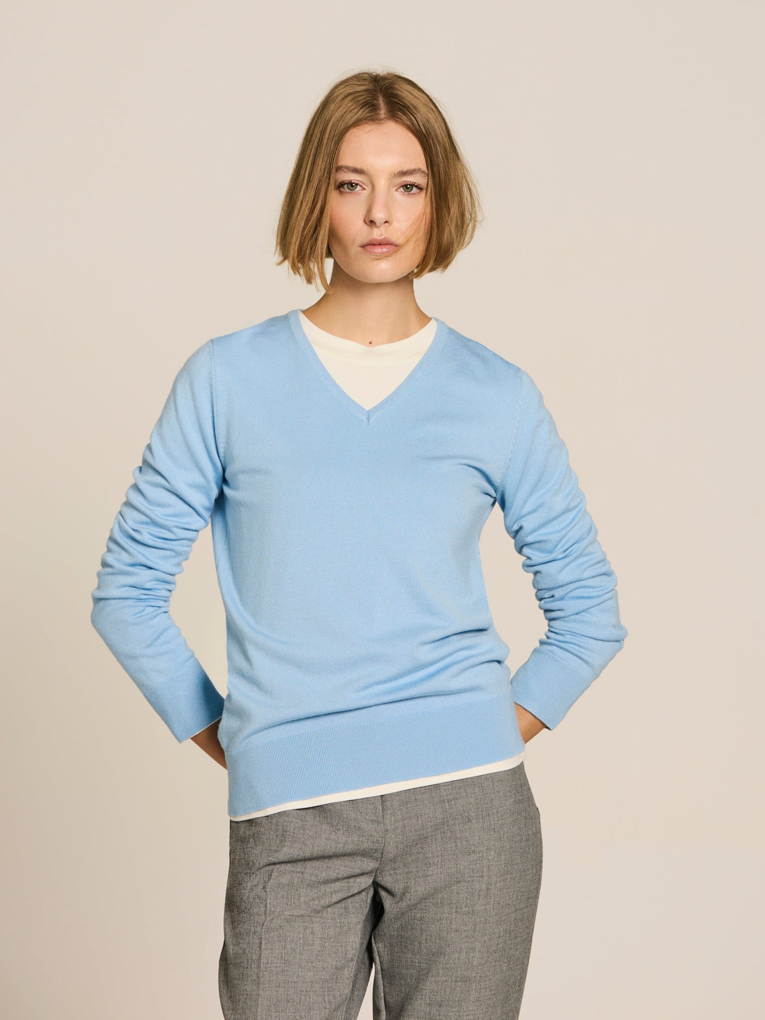 Jersey de viscosa con escote en V · Celeste