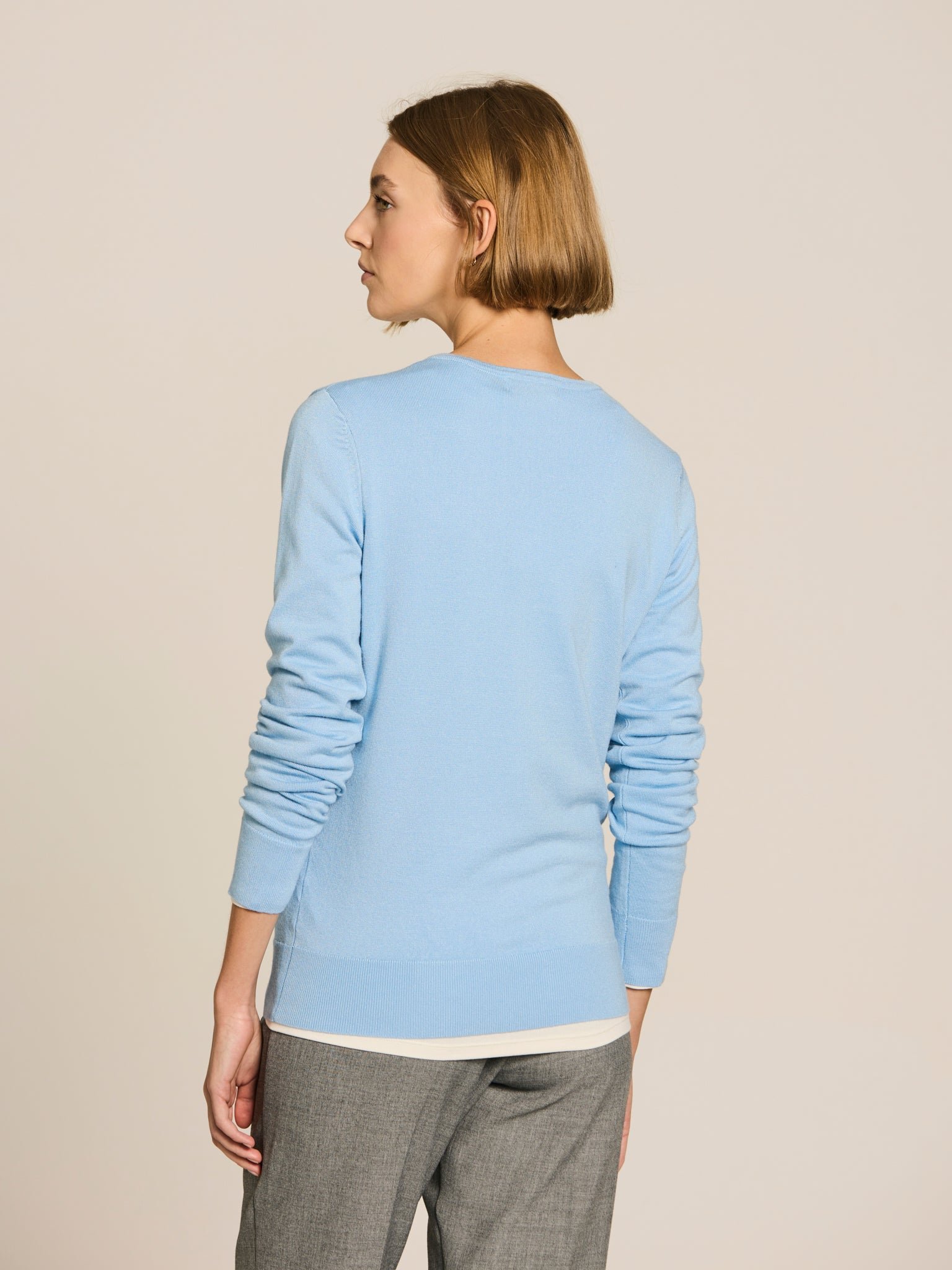 Jersey de viscosa con escote en V · Celeste
