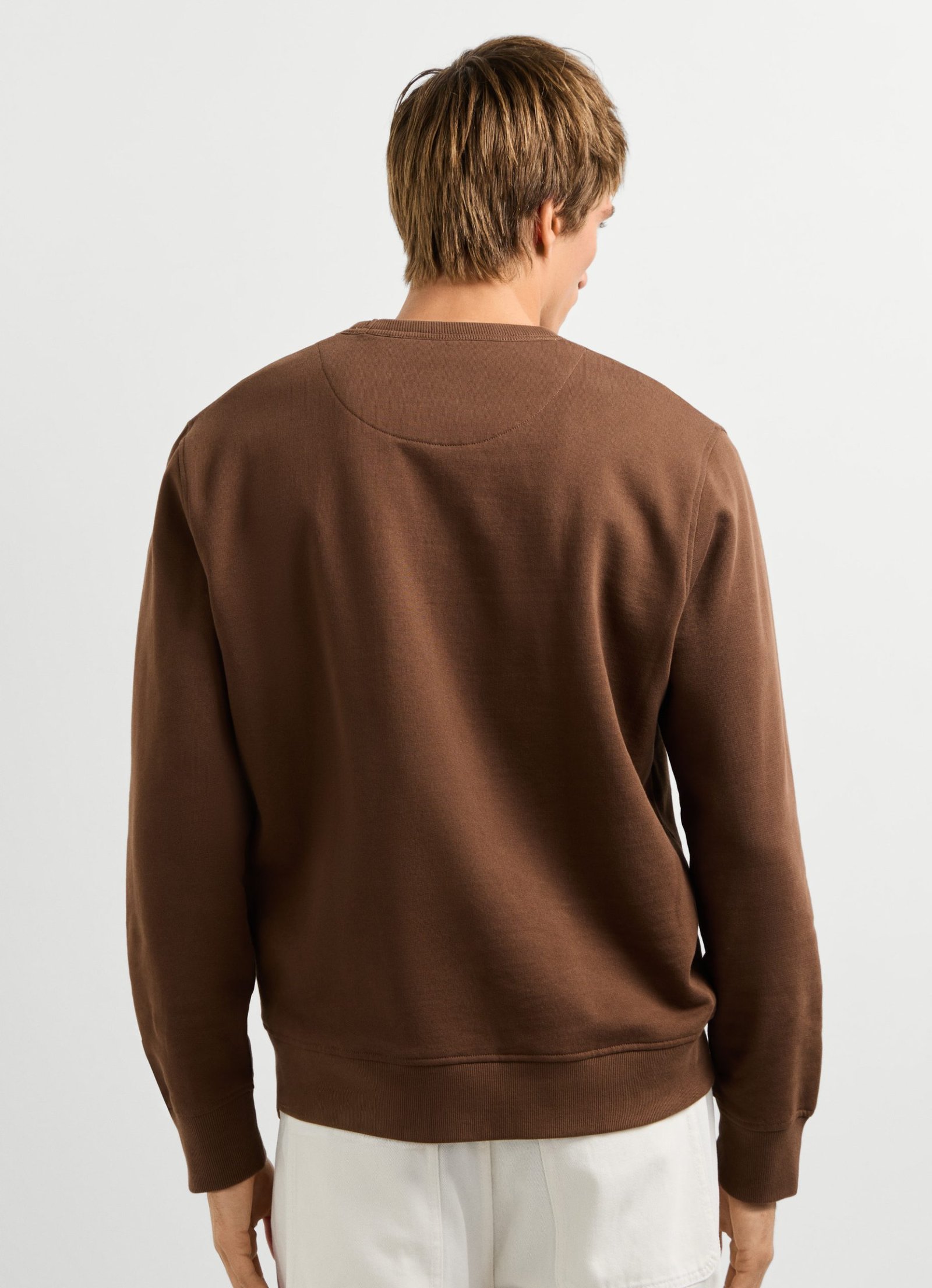 Sudadera cuello redondo fit regular · Dark Mocca Brown
